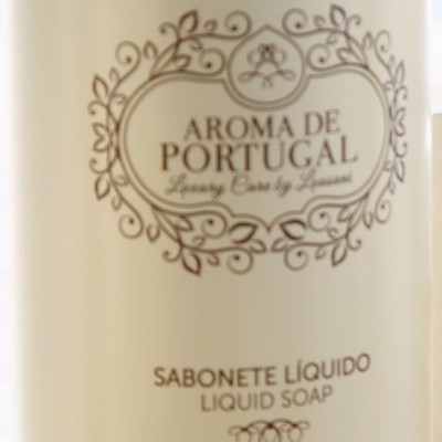 Frasco branco de sabonete líquido Aroma de Portugal com rótulo creme e texto castanho
