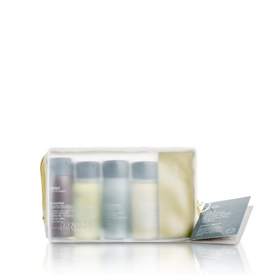 Conjunto de produtos de beleza em bolsa transparente com fecho amarelo