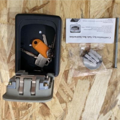 Caixa de segurança pequena com chaves e conjunto de buchas e parafusos em madeira OSB