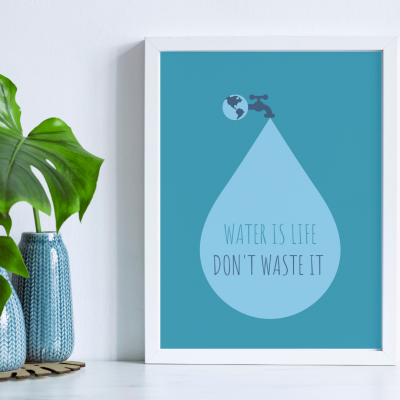 Póster emoldurado com mensagem sobre água, montado numa superfície com vasos azuis e planta verde