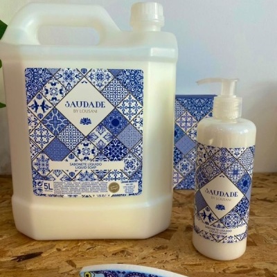 Produtos de sabonete líquido Saudades by Lousan com padrão azul e branco tipo azulejo