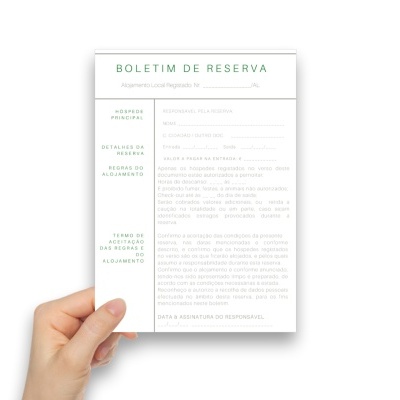 Boletim de reserva de alojamento com texto em português, segurado por uma mão.