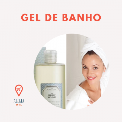 Frasco de gel de banho e mulher com toalha na cabeça