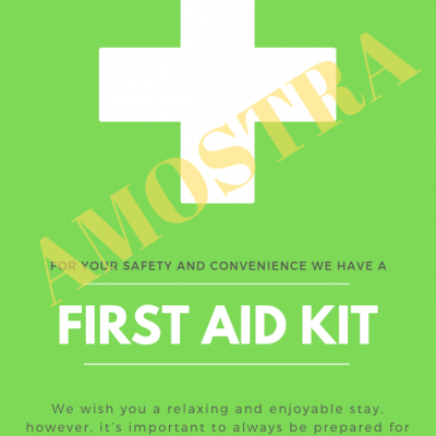 Cartaz verde com cruz branca e texto em inglês sobre kit de primeiros socorros