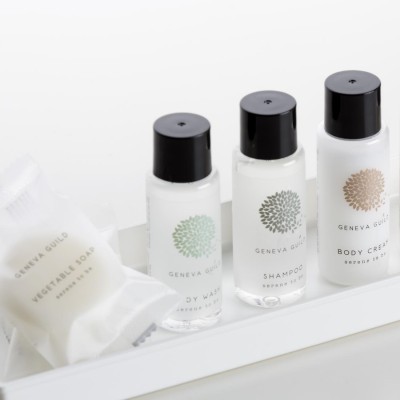 Miniaturas de sabonete vegetal, body wash, shampoo e creme corporal da marca GENEVA GUILD