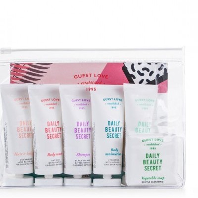 Conjunto de miniaturas de produtos de beleza em bolsa transparente