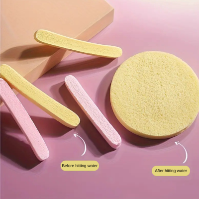 Esponjas de beleza amarelas e rosas antes e depois de serem molhadas sobre fundo rosa