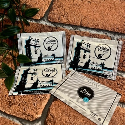 Toalhitas refrescantes individuais Lisboa by Lausani com imagem da Torre de Belém sobre tijoleira.