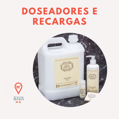 Produtos para doseadores e recargas em embalagens brancas com rótulos bege sobre fundo mármore preto