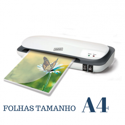 Laminadora branca Staples laminando folha A4 com borboleta