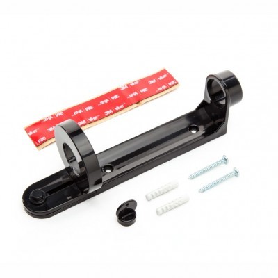 suporte de plástico preto com acessórios de instalação em fundo branco