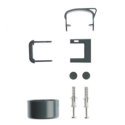 conjunto de acessórios em plástico e metal preto sobre fundo branco