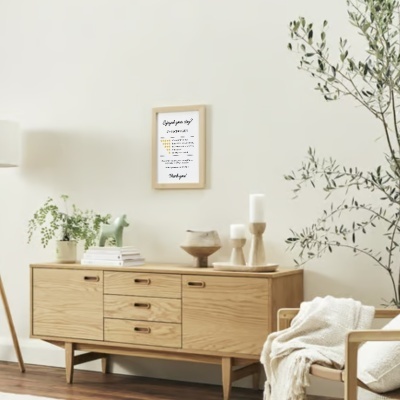 Consola de madeira clara com decoração e planta numa sala minimalista