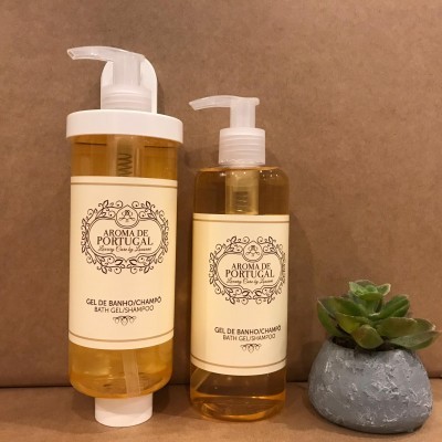Frascos de gel champô Aroma de Portugal com planta suculenta ao lado