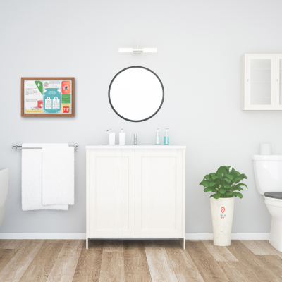 Casa de banho moderna com armário branco, espelho redondo e sanita com tampa preta.