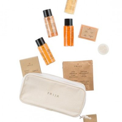 Conjunto de produtos de higiene pessoal PRÍJA com bolsa cremosa e embalagens de cartão e plástico