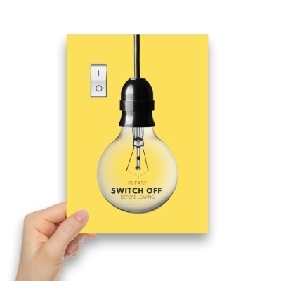 Cartaz amarelo com lâmpada e texto para desligar a luz