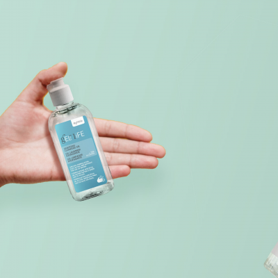 Frasco transparente de gel desinfetante com etiqueta azul e tampa branca