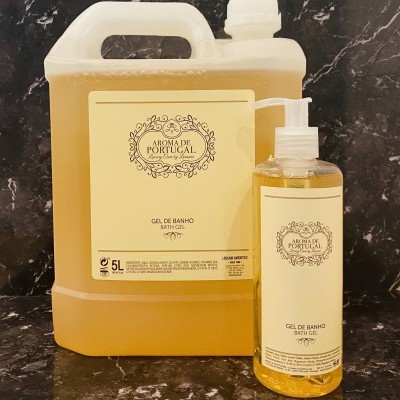 Dois recipientes de gel de banho AROMA DE PORTUGAL um grande de 5L e um menor com doseador, sobre mármore escuro