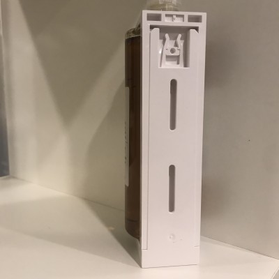 Lâmpada tubular parcialmente inserida numa estrutura branca em fundo branco