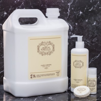 Produtos AROMA DE PORTUGAL com loção corporal em recipientes brancos com rótulos bege e preto
