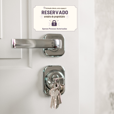 Porta branca com maçaneta cromada, chave na fechadura e placa 'Reservado armário do proprietário'