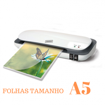Laminadora branca STAPLES a laminar uma folha tamanho A5 com fotografia de uma borboleta