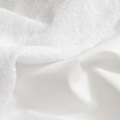 toalha branca felpuda e macia em fundo branco