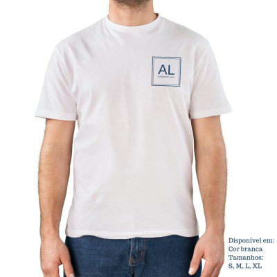 T-shirt branca com estampa azul AL Albuquerque & Luz no peito, usada por modelo.