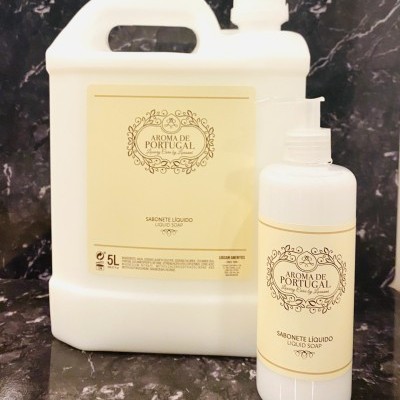 Frascos de sabonete líquido Aroma de Portugal em fundo preto marmoreado