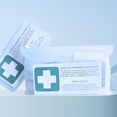 Kit de primeiros socorros em embalagem branca com etiqueta verde e branca