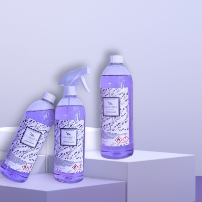 Frascos transparentes com líquido roxo e rótulos de lavanda