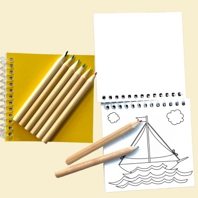 Lápis de cor naturais e bloco de notas com desenho de barco