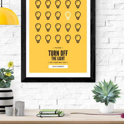 Quadro decorativo amarelo com lâmpadas e texto para economizar energia