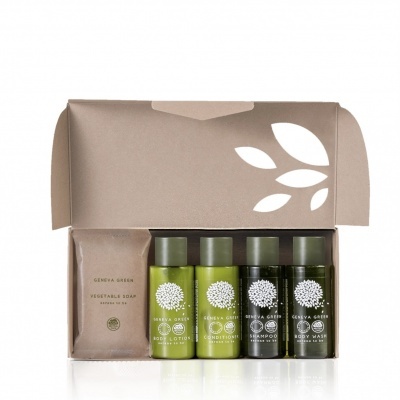 Conjunto de produtos de higiene pessoal Geneva Green em embalagem de cartão castanho com recortes de folhas