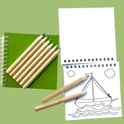 Conjunto de cadernos espiral, lápis de cor de madeira e desenho de barco para colorir.