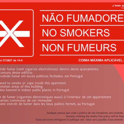 Placa vermelha de proibição de fumar com texto em três idiomas e coima máxima indicada.