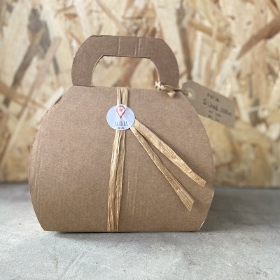 Mala de transporte em cartão castanho com fita e etiquetas penduradas