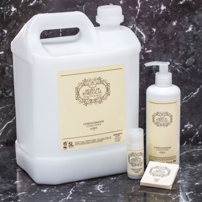 Produtos para cuidados pessoais AROMA DE PORTUGAL em embalagem branca com rótulos creme sobre superfície de mármore escuro