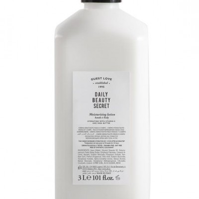 Frasco de loção hidratante branco com tampa preta e rótulo branco com texto preto