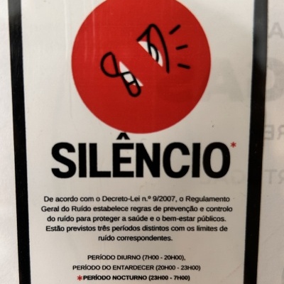 Placa de silêncio com megafone riscado e texto explicativo em português
