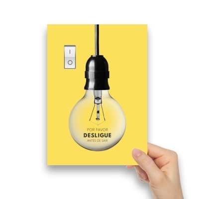 Cartaz amarelo com lâmpada incandescente e texto para desligar antes de sair