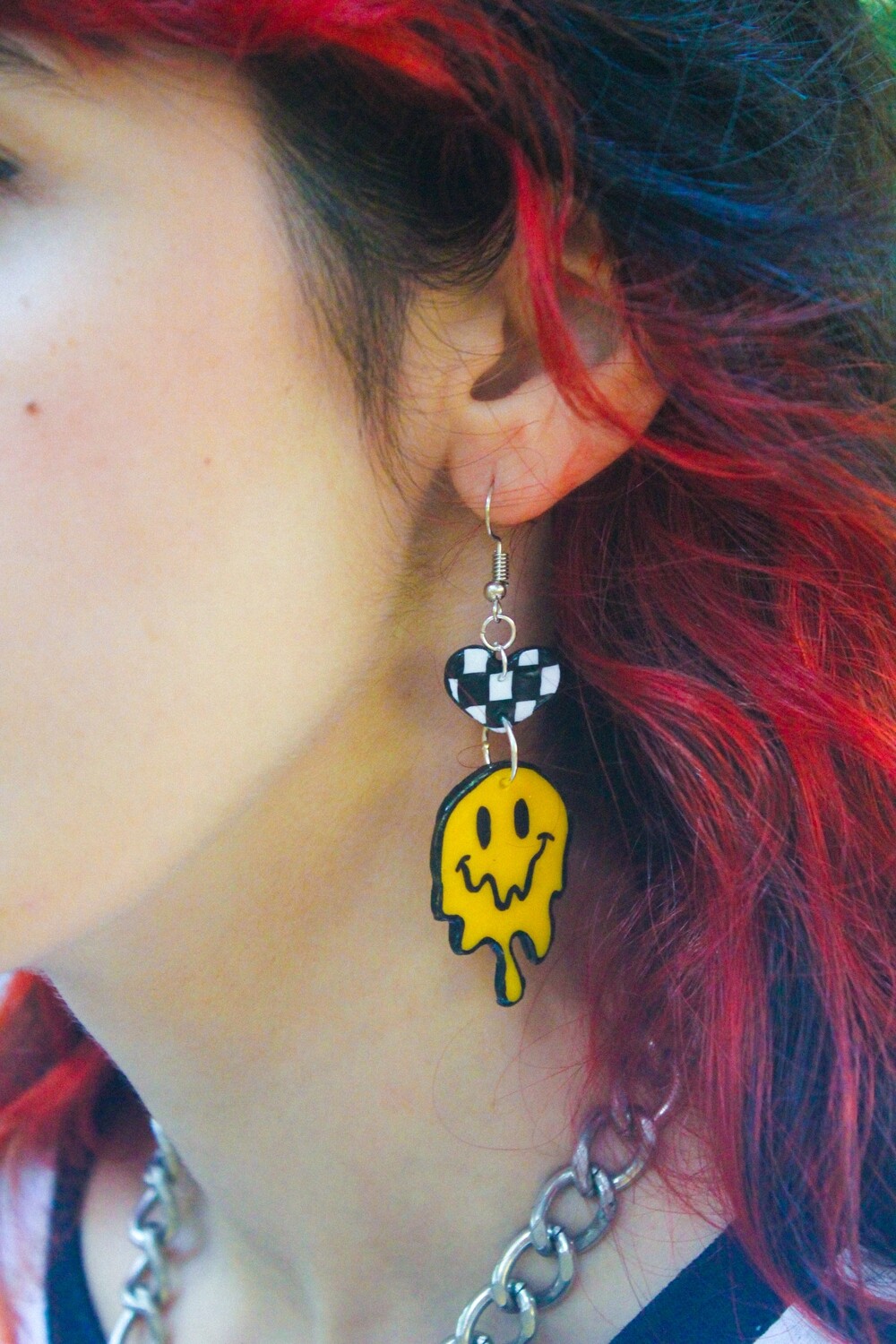 Brincos Smiley Brinco pendente com coração xadrez e rosto amarelo sorridente derretido