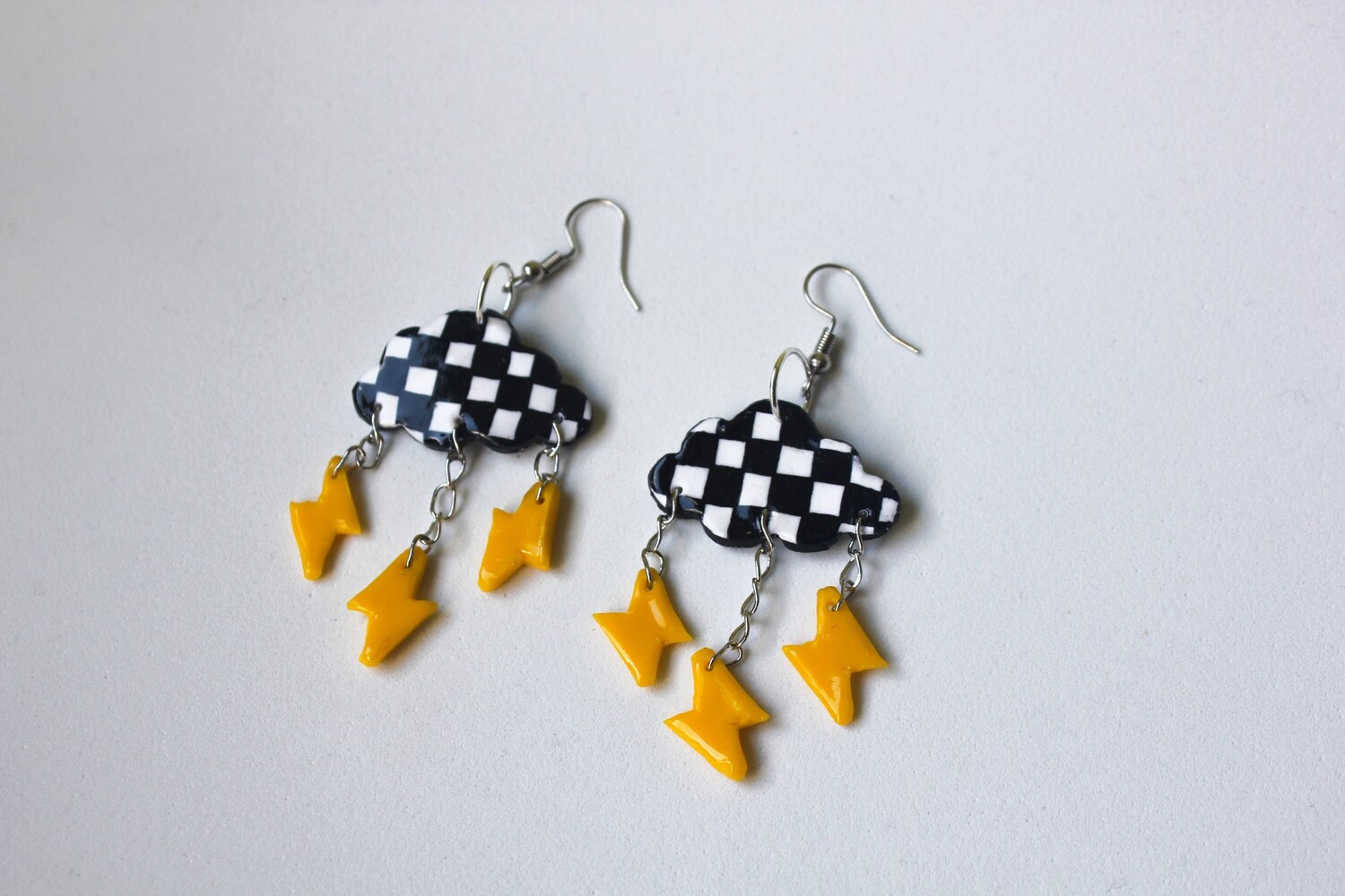 Brincos Nuvens Brincos de nuvem com padrão xadrez e pingentes amarelos de relâmpagos