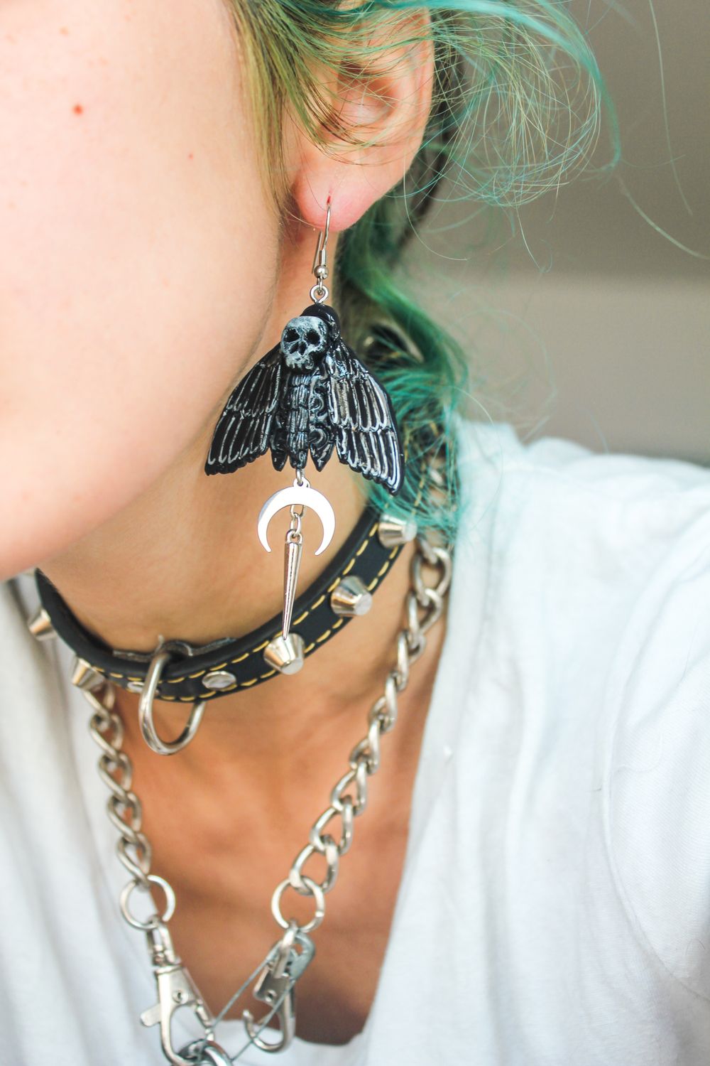 Brincos Death Moth Brinco preto com caveira e lua crescente com spike