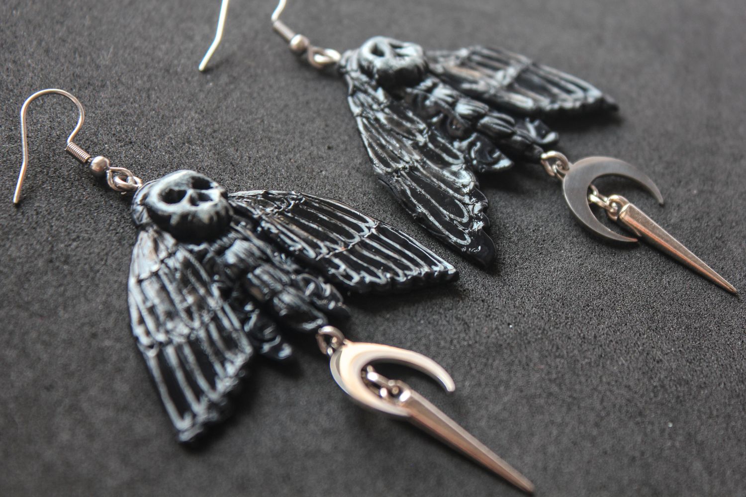Brincos Death Moth Brincos metálicos com caveira, asas pretas e pendentes de meia-lua e lâmina