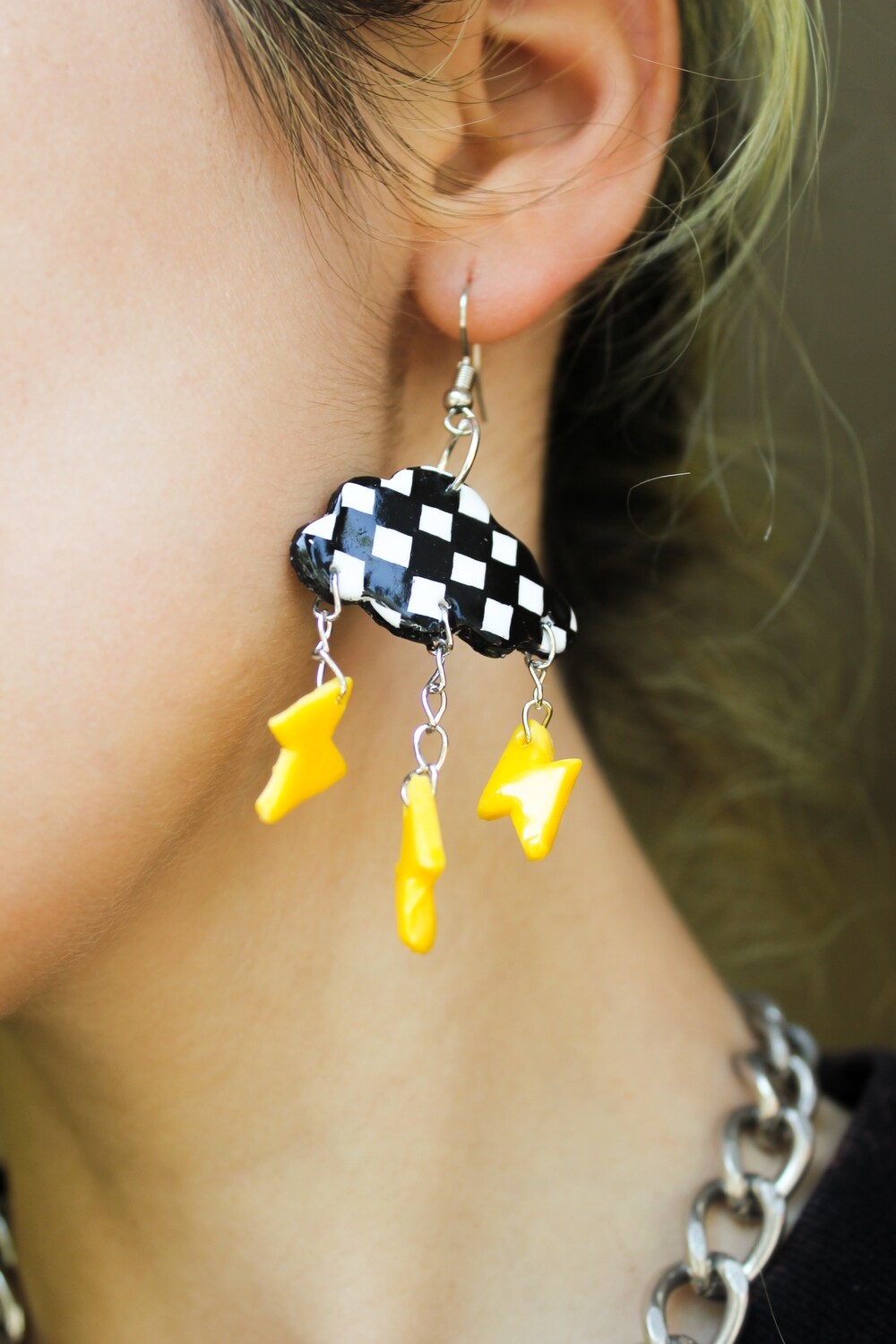 Brincos Nuvens Brinco pendente com nuvem xadrez preto e branco e pingentes amarelos de relâmpagos