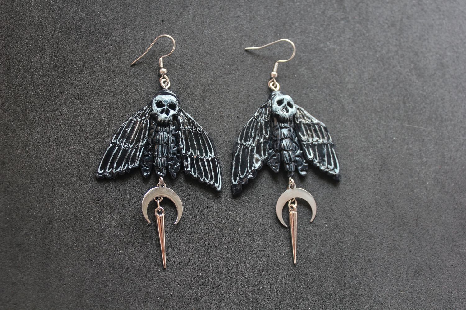 Brincos Death Moth Brincos com esqueletos alados e pingentes de lua crescente e espigão prateado