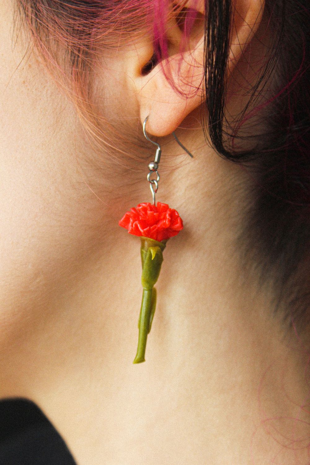 Brincos Cravos Brinco pendente em formato de flor vermelha com caule verde numa orelha