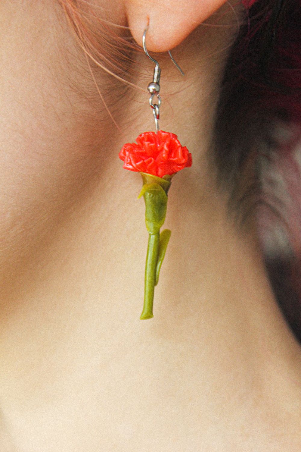 Brincos Cravos Brinco pendente com flor vermelha e caule verde na orelha